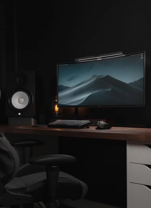 dark-desk-setup-img-opt - Roznev