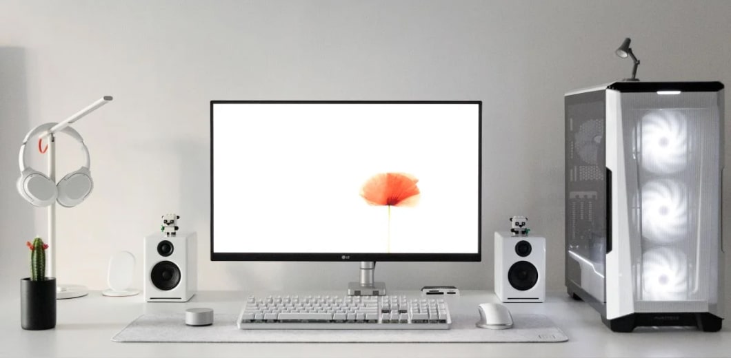 minimalist-desk-setup-pic-opt - Roznev